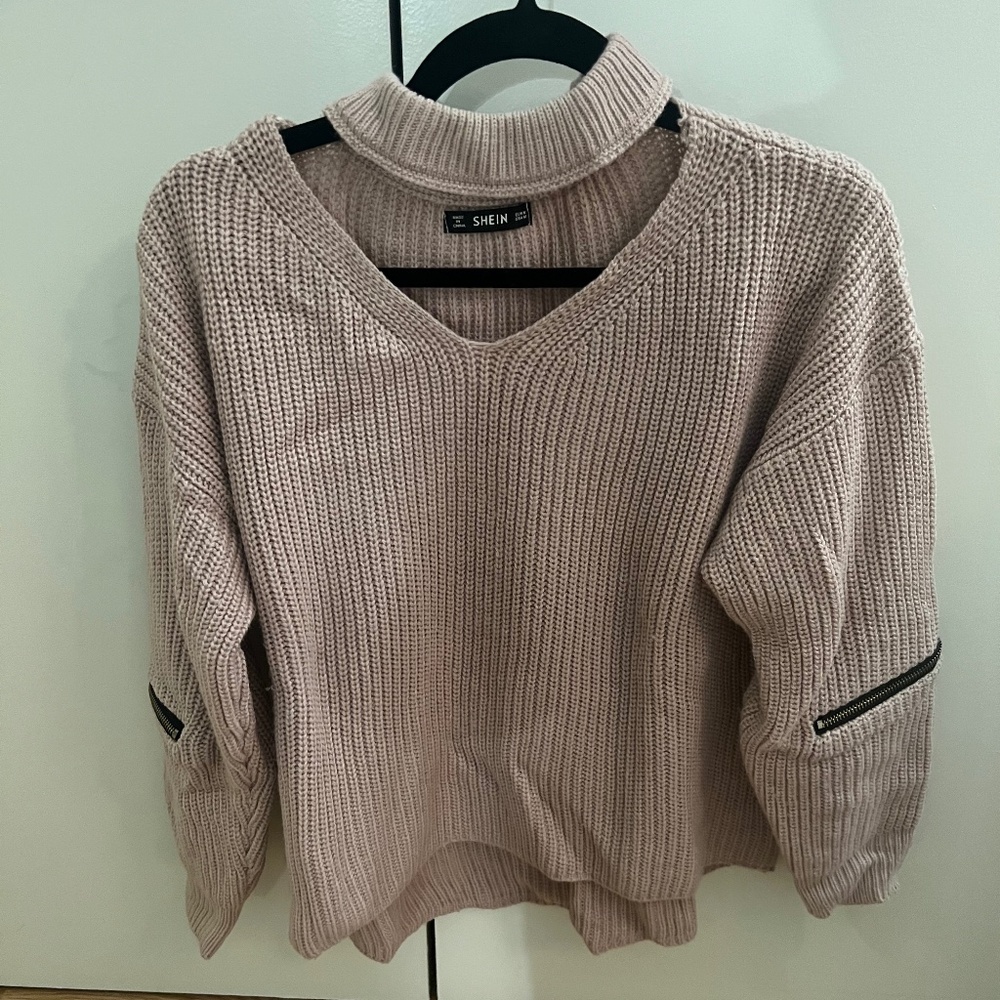 Knit top with choker and zipper details Size M